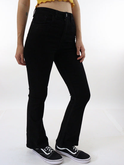 Jeans acampanado tiro alto de color negro (NUEVA TEMPORADA)