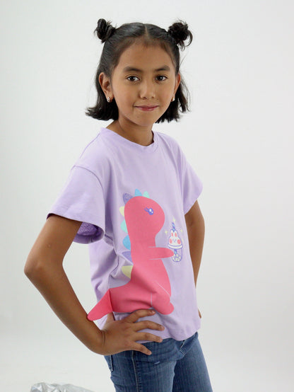 Playera manga corta de color lila con diseño de dinosaurio