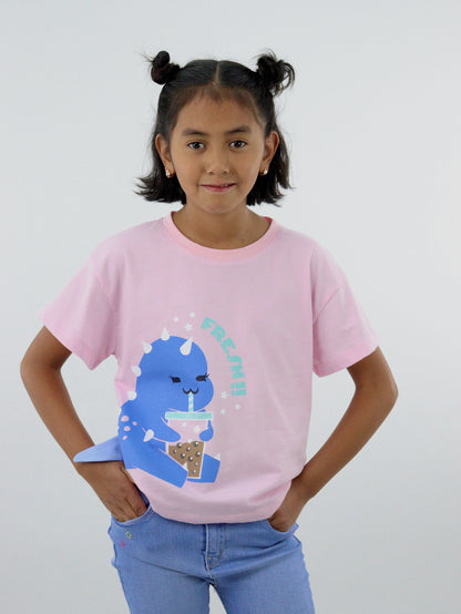 Playera manga corta de color rosa con diseño de dinosaurio