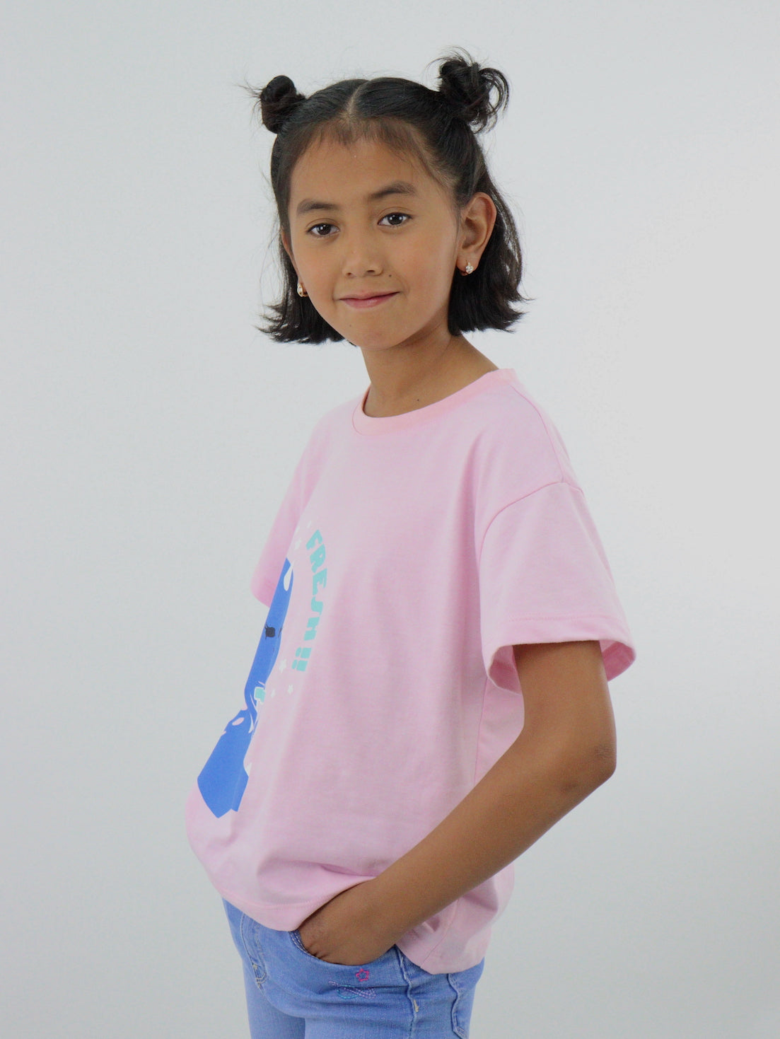 Playera manga corta de color rosa con diseño de dinosaurio