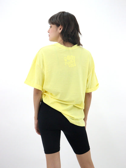 Playera oversize de color amarillo con estampado (NUEVA TEMPORADA)