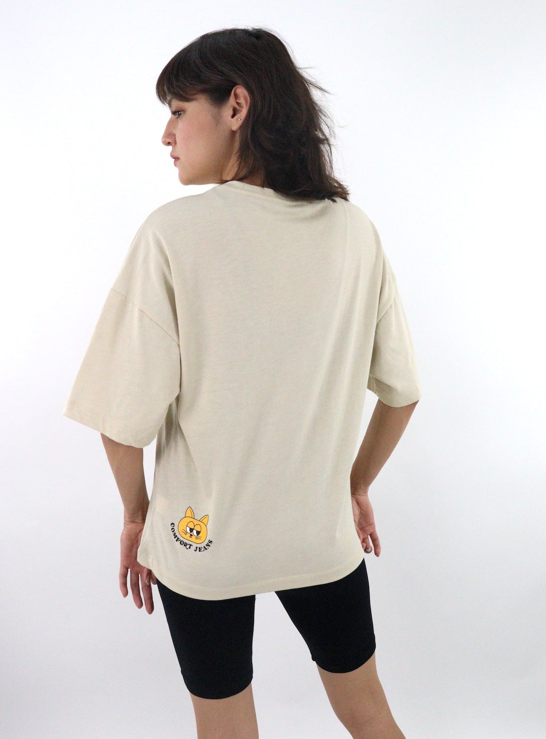 Playera oversize de color beige con estampado  (NUEVA TEMPORADA)