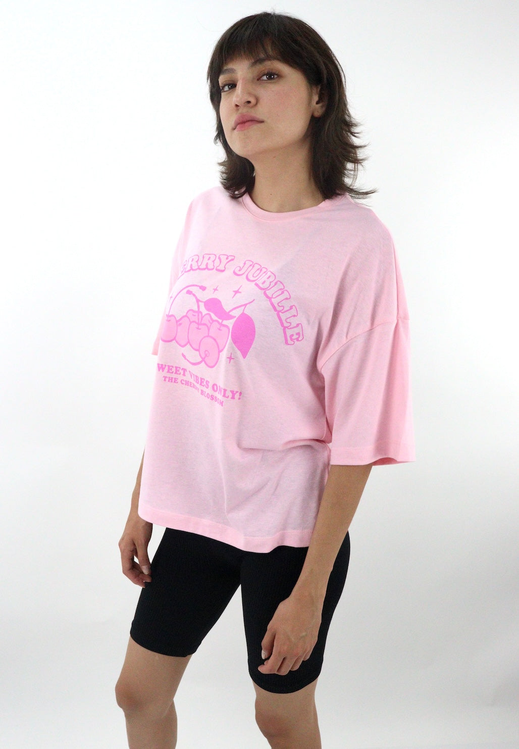 Playera oversize de color rosa con estampado de cerezas (NUEVA TEMPORADA)