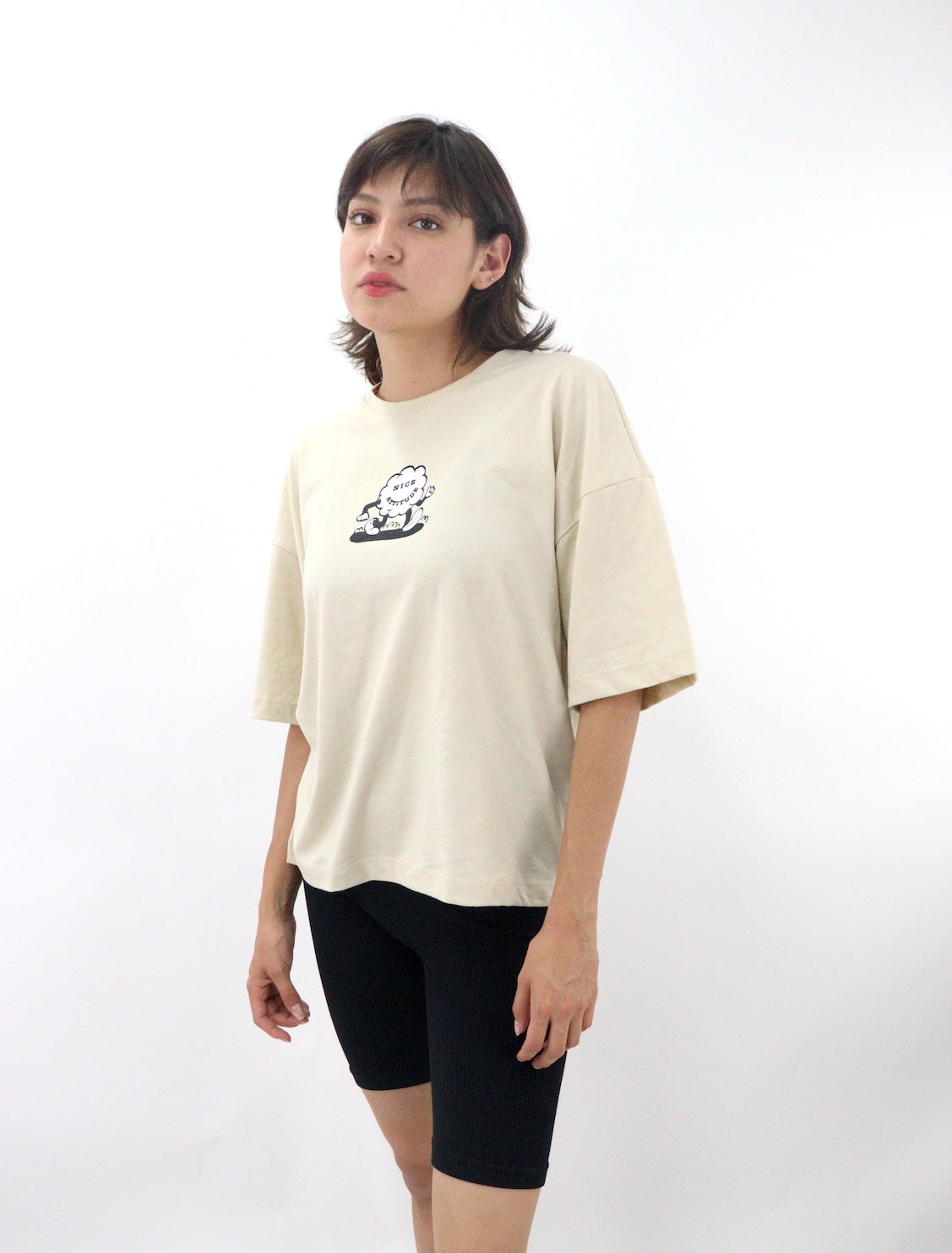 Playera oversize de color beige con estampado (NUEVA TEMPORADA)