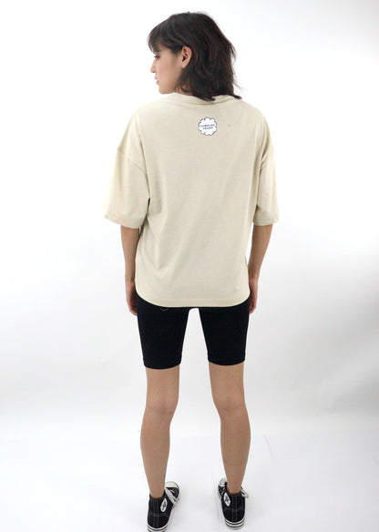 Playera oversize de color beige con estampado (NUEVA TEMPORADA)