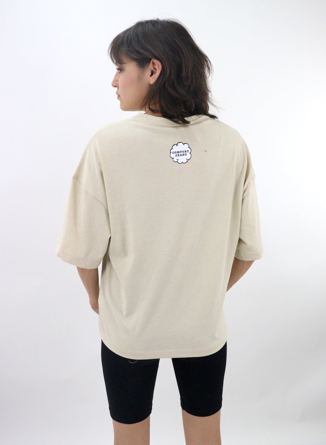 Playera oversize de color beige con estampado (NUEVA TEMPORADA)