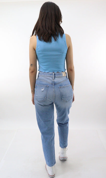 Jeans mom clasic de color azul claro con destrucción