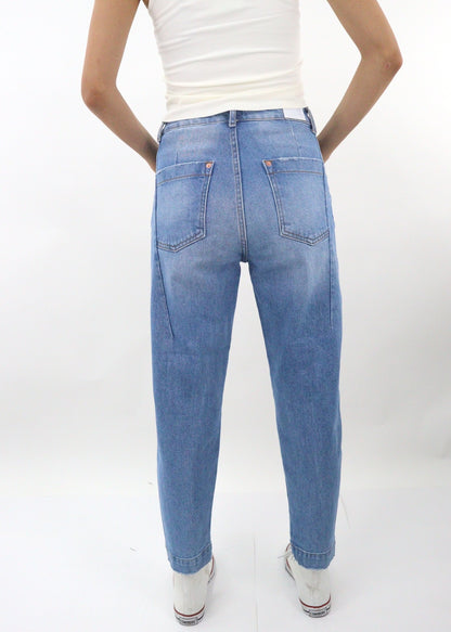 Jeans mom tobillero de color azul medio con destrucción (NUEVA TEMPORADA)