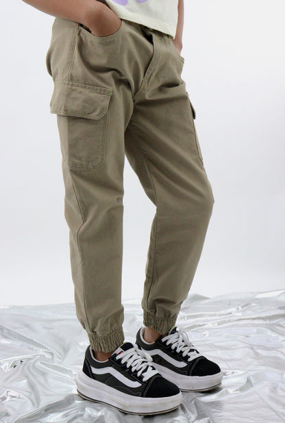 Jogger con cinturón de color khaki