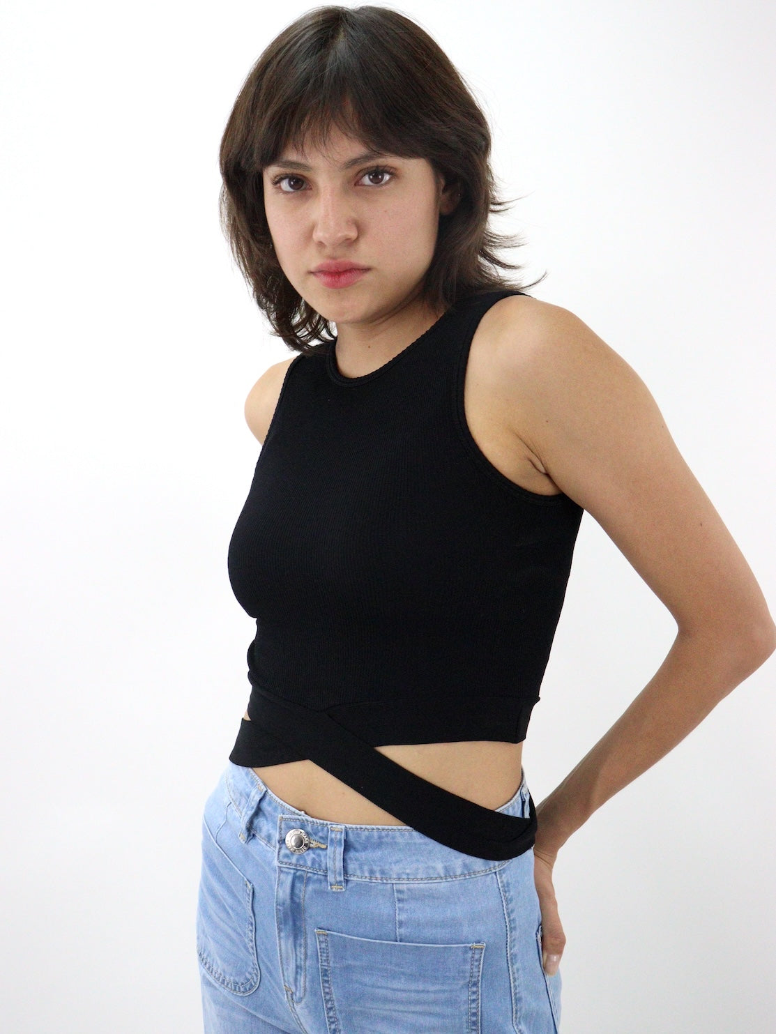 Blusa tank con cintas cruzadas de color negro