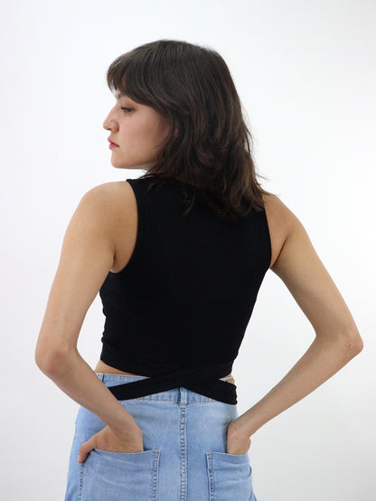 Blusa tank con cintas cruzadas de color negro