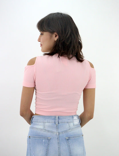 Blusa con abertura de hombros color rosa (NUEVA TEMPORADA)