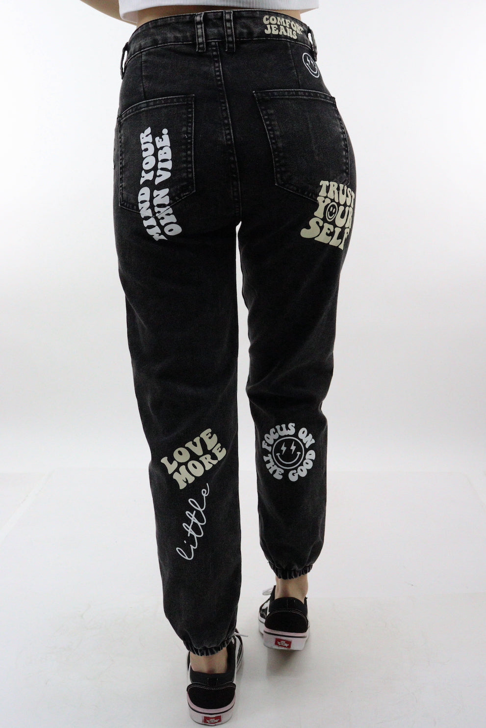 Jogger denim de color negro deslavado con estampado (EDICIÓN ESPECIAL)