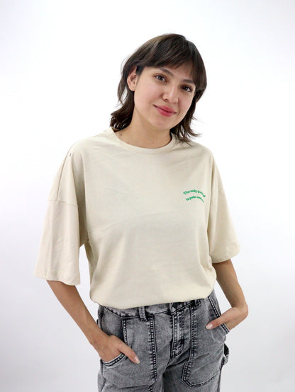 Playera oversize de color beige con estampado (NUEVA TEMPORADA)