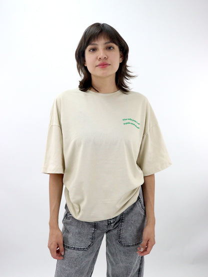 Playera oversize de color beige con estampado (NUEVA TEMPORADA)