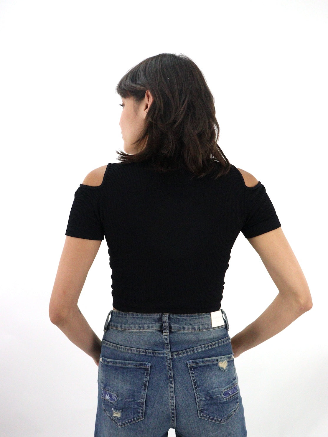 Blusa con abertura de hombros color negro (NUEVA TEMPORADA)