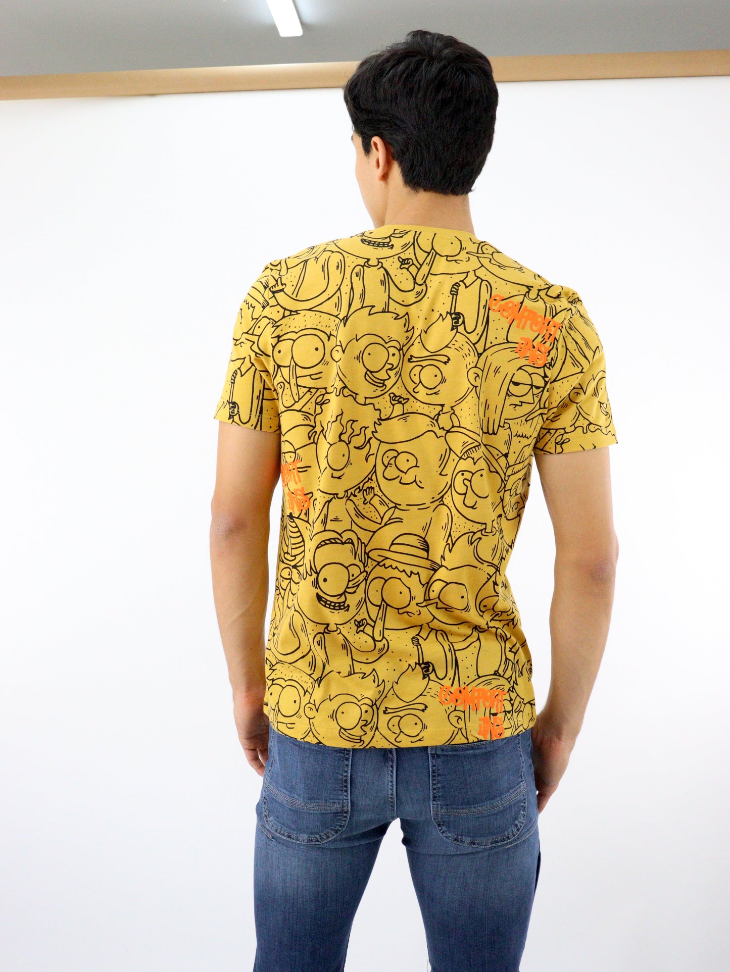 Playera manga corta de color amarillo mostaza con estampado