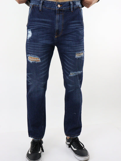 Jeans slim de color azul oscuro con destrucción