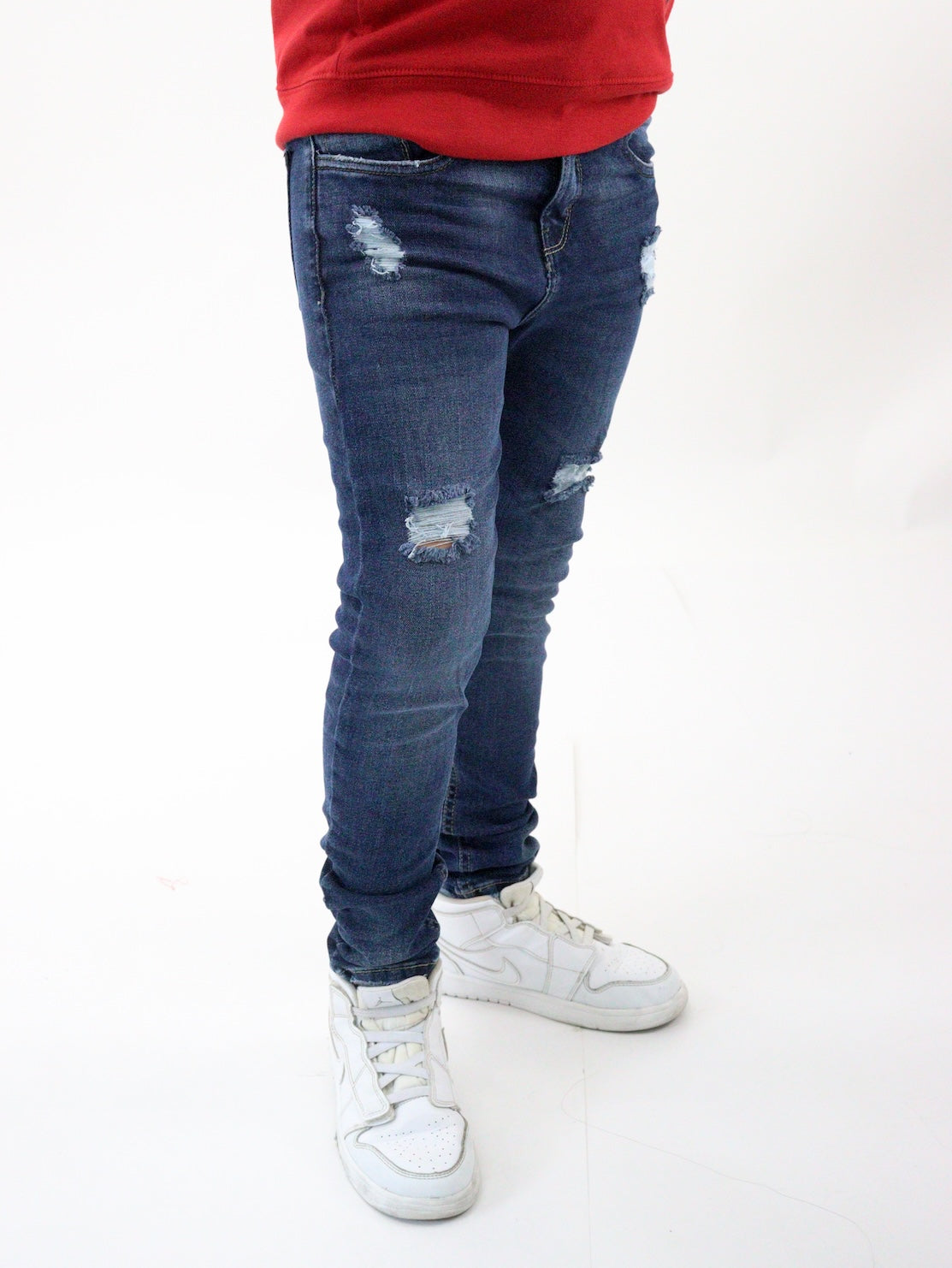 Jeans skinny azul oscuro con destrucción