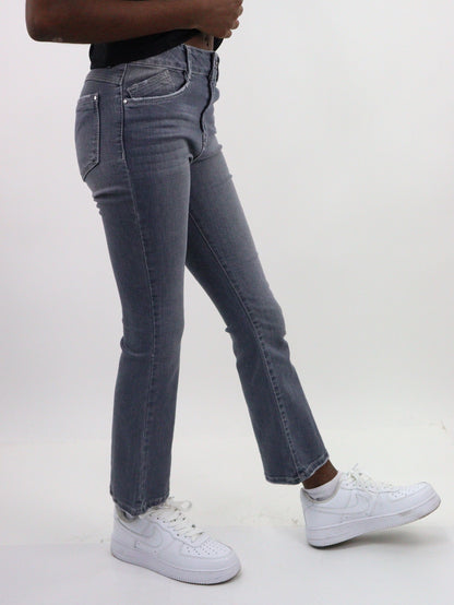 Jeans acampanado de color gris (NUEVA TEMPORADA)