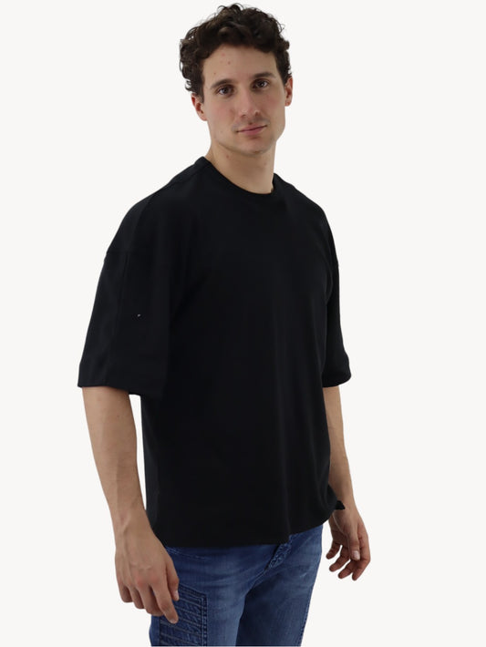 Playera oversize manga corta de color negro (NUEVA TEMPORADA)