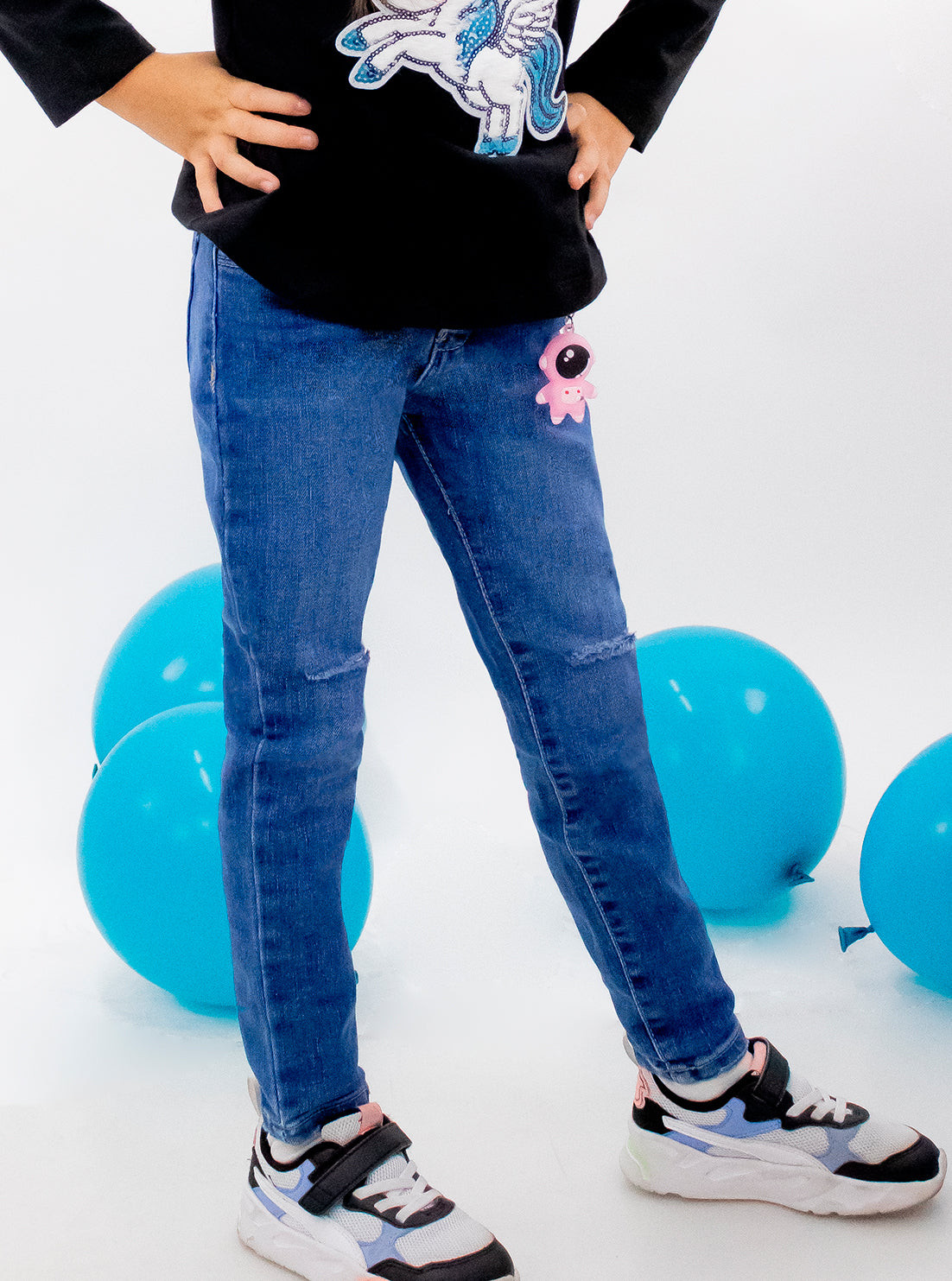 Jeans skinny de color azul oscuro con colgante espacial