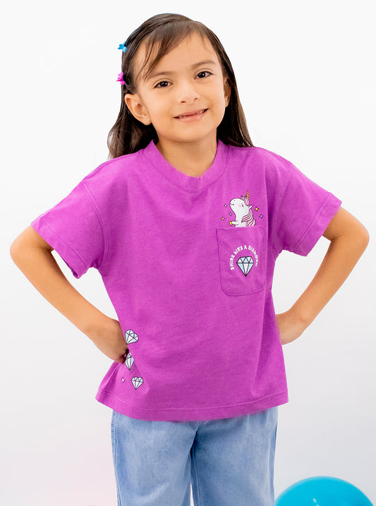 Playera manga corta color morado con estampado de unicornio