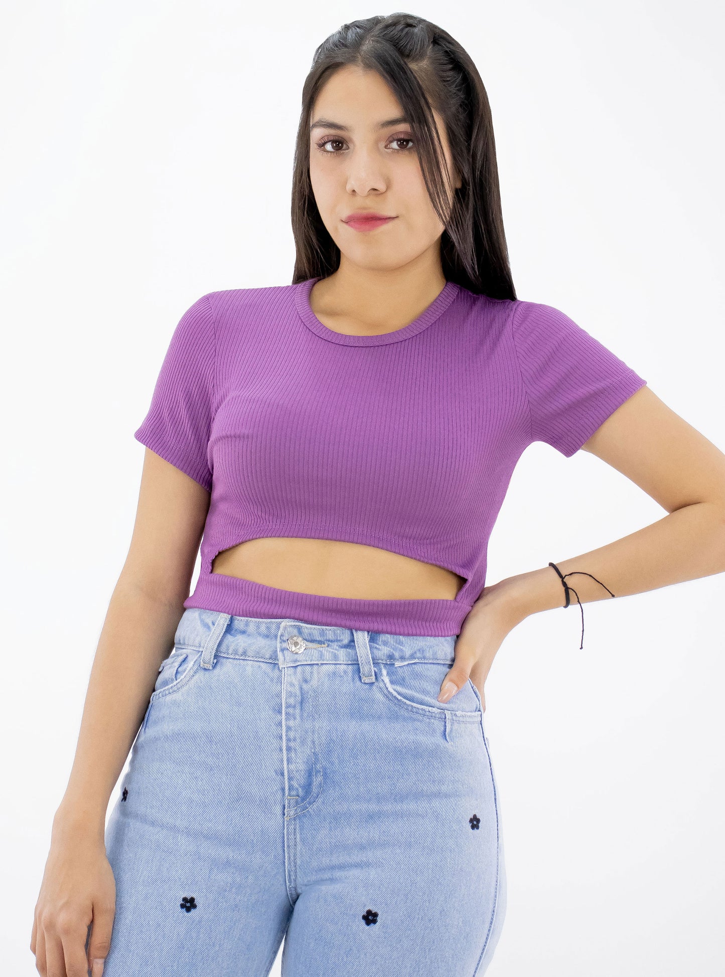 Playera crop top de color morado con abertura