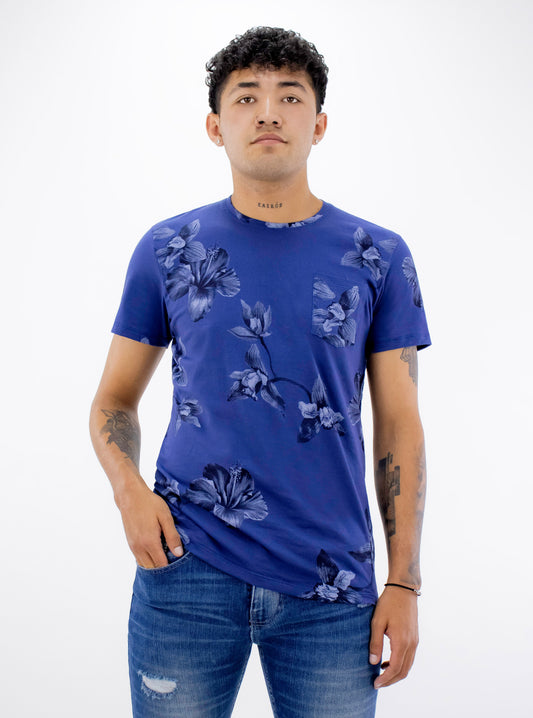 Playera manga corta de color azul con flores