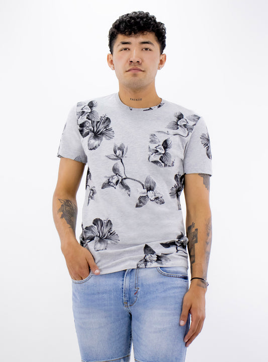 Playera manga corta de color gris con print floral