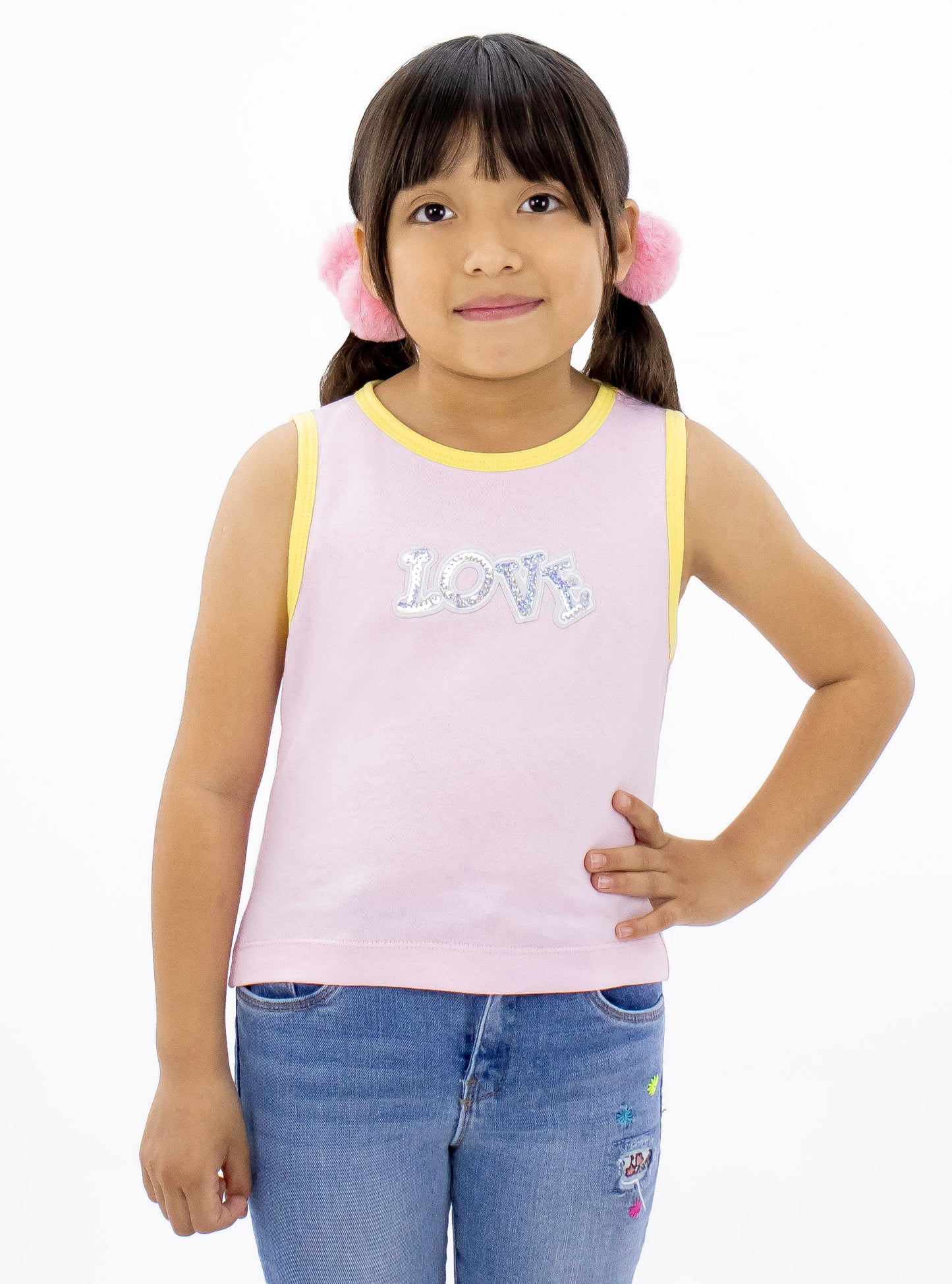 Playera tank de color rosa con lentejuela